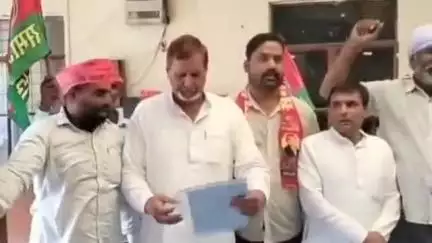 शामली: कैराना के आधा दर्जन गांवों को शामली विकासखंड में शामिल करने की मांग, सपा कार्यकर्ताओं ने कलेक्ट्रट पर DM को सौंपा ज्ञापन