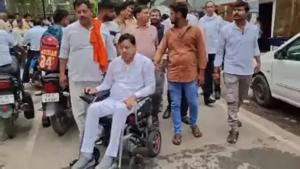 इटावा: भागवत आचार्य के सिर मुड़वाने और नाक रगड़ने के मामले में परीक्षित महिला ने ब्रह्मण महासभा संग SSP को सौंपा ज्ञापन