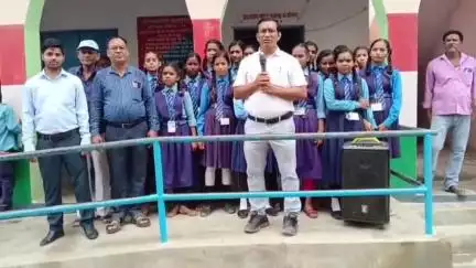 बैरिया: रामबृक्ष साह मध्य विद्यालय पखनहा में स्कूल खुलने पर छात्रों का तिलक लगाकर स्वागत किया गया