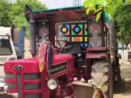 निवाई: पुलिस ने नाकाबंदी के दौरान 80 फीट रोड से अवैध बजरी से भरा ट्रैक्टर-ट्रॉली किया ज़ब्त, चालक फरार