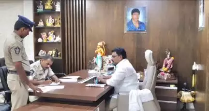 గుంటూరు: నగర మాజీ మేయర్ కావటి మనోహర్ నాయుడుకు నోటీసులు అందజేసిన నల్లపాడు పోలీసులు