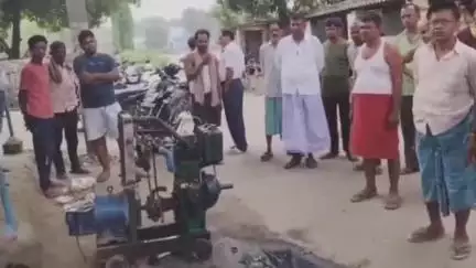 बड़हरिया: रामपुर गांव में जनरेटर फटने से 10 वर्षीय बालक की मौत, सांत्वना देने पहुंचे लोग