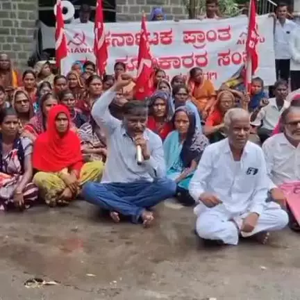 ಕಲಬುರಗಿ: ಉದ್ಯೋಗ ಖಾತ್ರಿ ಯೋಜನೆ ಸಮರ್ಪಕ ಜಾರಿಗೆ ಆಗ್ರಹಿಸಿ ನಗರದಲ್ಲಿ ಕೆಪಿಆರ್‌ಎಸ್ ಸಂಘಟನೆ ಪ್ರತಿಭಟನೆ