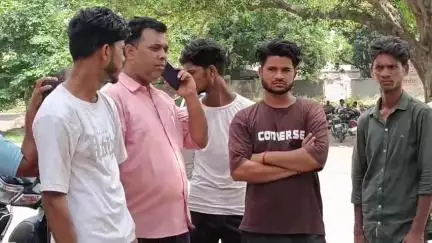 कोल: तालानगरी में ट्रक की टक्कर से बाइक पर बैठी महिला की मौत, भांजा घायल, पुलिस ने शव का कराया पोस्टमार्टम