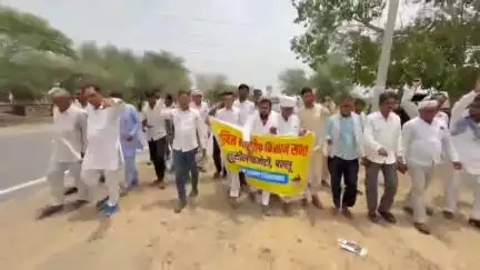 रावतसर: पल्लू में किसानों ने फसल बीमा क्लेम की मांग की, विरोध प्रदर्शन करते हुए पल्लू तहसीलदार को सौंपा ज्ञापन