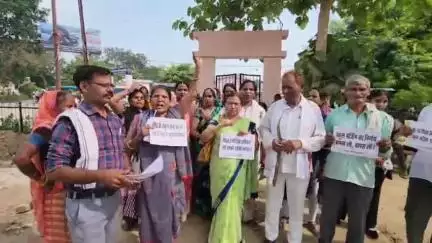 सरकारी विद्यालयों में नामांकन कम होने पर भारत मुक्ति मोर्चा ने जताया विरोध, किया धरना