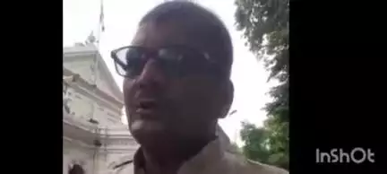 बलिया: स्वदेशी जागरण मंच के सह संयोजक धनंजय सिंह ने DM को सौंपा ज्ञापन, फर्जी राज्यमंत्री मनोज सिंह की गिरफ्तारी की मांग की