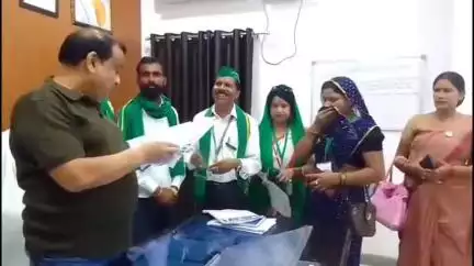 फर्रुखाबाद: भाकियू (श्रम जनशक्ति) ने खाद की ओवर रेटिंग सहित 20 सूत्रीय ज्ञापन फतेहगढ़ में सिटी मजिस्ट्रेट को सौंपा #jansamasya
