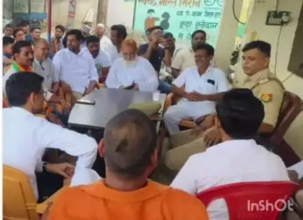 हरदोई: पुलिस चौकी बावन पर पीस कमेटी की बैठक हुई, थाना इंचार्ज ने की शांति की अपील, खुराफातियों पर होगी कड़ी कार्रवाई