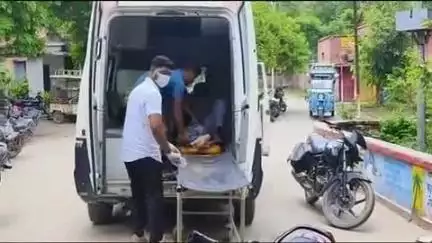फर्रुखाबाद: रजीपुर के पास पिकअप की टक्कर से बाइक सवार युवक गंभीर रूप से घायल, सीएससी कमालगंज से किया गया रेफर