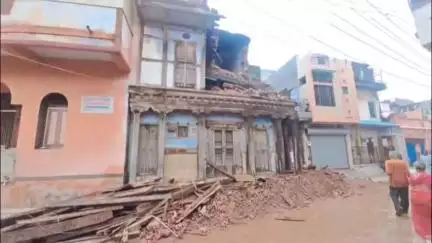 ખંભાત: શહેરમાં ધોધમાર વરસાદને પગલે 4 જેટલા મકાનો ધરાશયી, નીચાણવાળા વિસ્તારોમાં ઘરોમાં પાણી ભરાતા જનજીવન પર અસર.