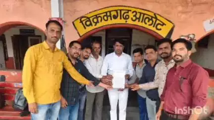 आलोट: विक्रमगढ़ स्टेशन पर कोटा नागदा मेमू ट्रेन के शॉर्ट टर्मिनेट के विरोध में ज्ञापन सौंपा गया