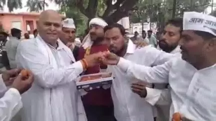 सुल्तानपुर: उपचुनाव में जीत पर आप का जश्न, गुजरात और लुधियाना में मिली सफलता, सुल्तानपुर में कार्यकर्ताओं ने बांटी मिठाई