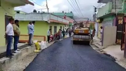 चम्पावत: शहरी क्षेत्र विकास एजेंसी के तहत जलापूर्ति परियोजना द्वारा कनलगांव (GIC) रोड व ललुवापानी रोड में डामरीकरण का कार्य शुरू