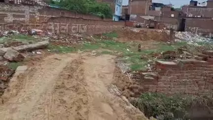 अमरोहा: अमरोहा में भू-माफियाओं की दबंगई, चर्चित पनवाड़ी तालाब को रातों-रात जेसीबी से पाट डाला, प्रशासन बेखबर