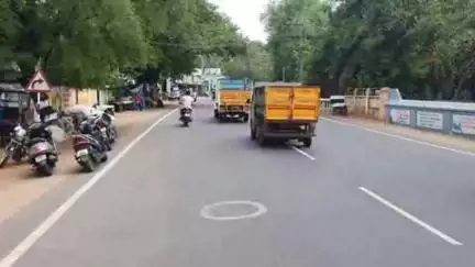 வேலூர்: நெல்லுக்கு உரிய விலை வழங்கவில்லை எனக் கூறி வேலூர் டோல்கேட் பகுதியில் விவசாயிகள் மறியல் அதிகாரிகள் பேச்சுவார்த்தை பரபரப்பு