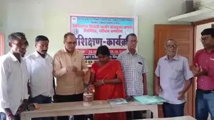 बैरिया: भितहा में एफपीओ के सीईओ व निदेशकों के पांच दिवसीय प्रशिक्षण का आयोजन, दीप प्रज्वलित कर हुई शुरुआत