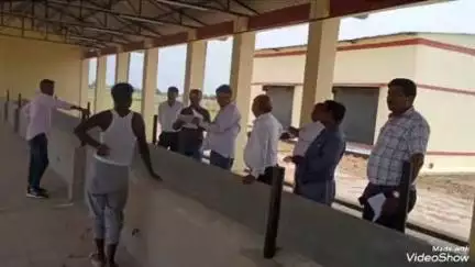 लालगंज: उसरीपांडे गांव में डेढ़ करोड़ की लागत से बने गोवंश संरक्षण केंद्र का निरीक्षण विंध्यांचल मंडल के अपर निदेशक ने किया