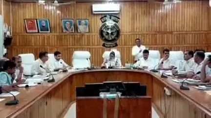 बहराइच: कलेक्ट्रेट सभागार में IGRS और CM डैश बोर्ड की बैठक में अनुपस्थित बांट माप अधिकारी का वेतन बाधित करने के लिए डीएम ने दिए निर्देश