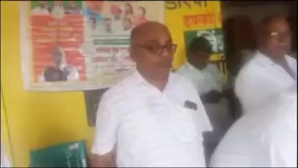 बोदवड: न्हावी येथील विकासो च्या आवारात बांधकाम कामगार व मजुरांना भांडे गृह उपयोगी साहित्याचा संच वाटप,