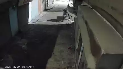 उन्नाव: थाना गंगाघाट के बालूघाट चौकी क्षेत्र में घर के बाहर खड़ी बाइक हुई चोरी, चोरी की घटना का CCTV वीडियो हुआ वायरल