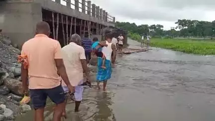 শীতলকুচি: রথেরডাঙায় বাঁশের সাঁকো জলের নিচে যাতায়াতে সমস্যা বাসিন্দাদেরb#jansamasya