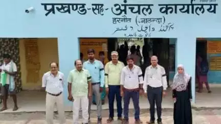 हरनौत: हरनौत प्रखंड कार्यालय में कर्मियों ने मांगों के समर्थन में बांह पर काली पट्टी बांधकर जताया विरोध