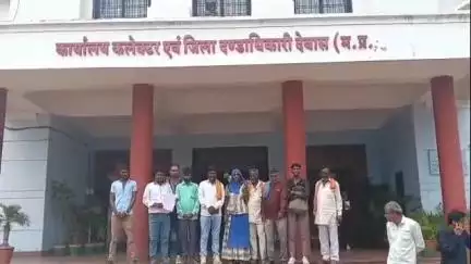 देवास नगर: बारिश में बिना बिजली के जीवन यापन करने को मजबूर नागदा क्षेत्र के रहवासी, पहुंचे कलेक्टर कार्यालय #jansamsya