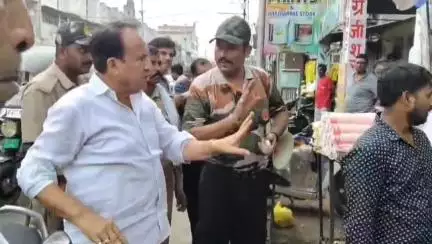 कानपुर: कानपुर की गुमटी नंबर 5 में प्लास्टिक और थर्माकोल को रोकने के लिए चलाया गया चेकिंग अभियान, दुकानदारों के चालान किए गए
