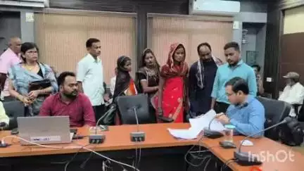 पुष्पराजगढ़: करन पठार निवासी एक महिला ने नल जल कनेक्शन को लेकर कलेक्ट्रेट में आयोजित जनसुनवाई में दिया आवेदन