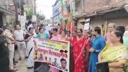 বারাসাত ১: দত্তপুকুরে বিজেপির ডেপুটেশন ঘিরে ধুন্ধুমার, পুলিশ কর্মী আহত,ভাঙ্গল হাতের শাঁখা।