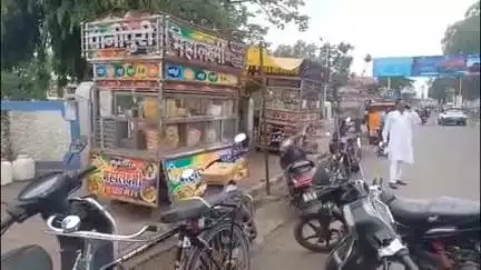 छिंदवाड़ा नगर: दशहरा मैदान के सामने अतिक्रमण हटाने का व्यापारियों ने किया विरोध, गुलाबी गैंग ने कहा- पहले हो विस्थापन