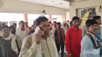 नेपानगर: वन रक्षक के तबादले पर ग्रामीणों का फूटा गुस्सा, कलेक्टर कार्यालय पर किया प्रदर्शन
