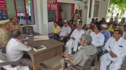 किशनी: किशनी थाने पर आगामी त्योहारों को लेकर पीस कमेटी की बैठक का आयोजन, थाना प्रभारी व तहसीलदार ने दिए दिशा-निर्देश