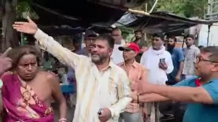 मुगलसराय: यूरोपियन कॉलोनी के पास तेज रफ्तार ट्रैक्टर की चपेट में आकर युवक की मौत, लोगों ने चालक व ट्रैक्टर को पुलिस के हवाले किया