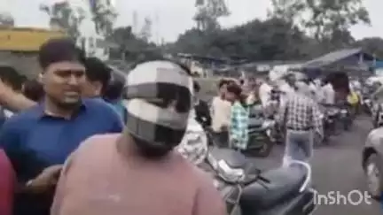 कटघोरा: बरमपुर के समीप नहर में गिरी स्कूटी और कार, बाल-बाल बचे स्कूटी व कार सवार
