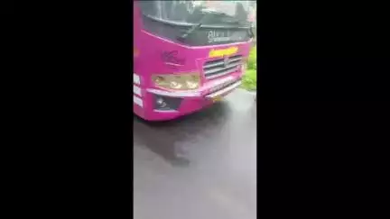 ദേവികുളം: മൂന്നാറിന് സമീപം സ്വകാര്യ ബസിന്റെ ടയർ ഓട്ടത്തിനിടെ ഊരിത്തെറിച്ച് ഓട്ടോറിക്ഷയിൽ ഇടിച്ച് കയറി