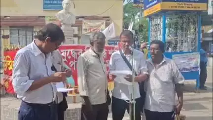 বহরমপুর: ৯ই জুলাই সাধারণ ধর্মঘটকে সফল করার লক্ষ্যে বহরমপুর টেক্সটাইল কলেজ মোড়ে পথ সভা ও ডেপুটেশন AIUTUC-র
