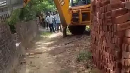 सोहावल: तहसीनपुर ग्राम सभा के कटरा में ग्राम समाज की जमीन पर प्रशासन का बुलडोजर चला, हटाया गया आक्रमण