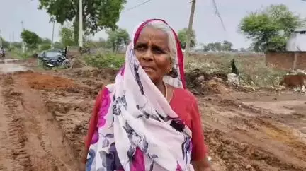पलारी: संडी तिल्दा मुख्य मार्ग 5सालो से जर्जर,5फीट तक हो गया गड्ढा सराहगीर,स्कूली छात्र होते है परेशान,किया मरम्मत #jansamasya