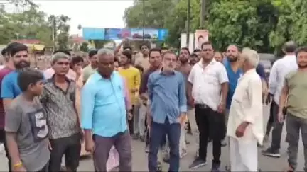 छिंदवाड़ा नगर: छिंदवाड़ा में गुलाबी गैंग कमांडर ने नगर निगम के अतिक्रमण दस्ते के विरोध में किया चक्क जाम