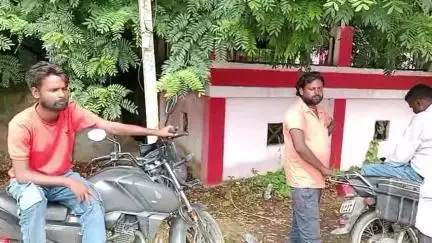 लखीमपुर: मोहम्मदी रोड़ स्थित धिरायां गांव के पास जामुन तोड़ते समय पेड़ से गिरा ग्रामीण, इलाज के दौरान हुई मौत, मचा कोहराम