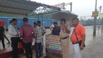 झाझा: झाझा रेलवे स्टेशन पर स्वच्छता को लेकर चला विशेष अभियान, 7 यात्रियों से वसूला गया ₹1400 जुर्माना राशि
