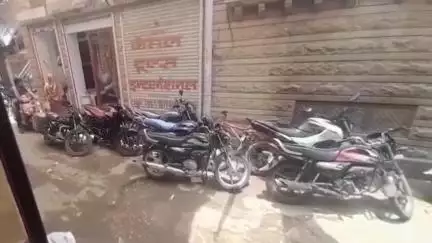 नागौर: नागौर के तिगरी बाजार में दुकानों के बाहर खड़े दुपहिया वाहनों से रास्ता हो रहा अवरुद्ध, लोग परेशान