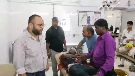 चरखारी: चरखारी कस्बे में बाइक अनियंत्रित होने से बाइक सवार गिरकर गंभीर रूप से घायल, जिला अस्पताल में कराया गया भर्ती