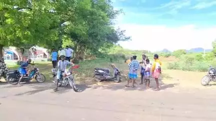 நத்தம்: நத்தம் அருகே இருசக்கர வாகனங்கள் நேருக்கு நேர் மோதிய விபத்தில் பள்ளிச் சிறுவர்கள் உள்ளிட்ட 4 பேர் படுகாயம்