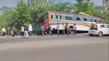झांसी: हंसारी के झांसी ललितपुर हाईवे के पास सवारियों से भरी एक प्राइवेट बस खाई में जाकर धसी