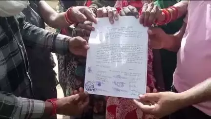 छतरपुर: ख़ौंप ग्राम पंचायत के लालन जू के पुरवा की हरिजन बस्ती में भरा पानी, ग्रामीणों ने सरपंच पर लगाए आरोप #jansamasya
