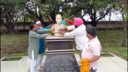 रॉबर्ट्सगंज: सपा कार्यकर्ताओं ने सिंचाई डाकबंगला में चौधरी चरण सिंह की प्रतिमा को साफ किया, प्रशासन पर लगाया उपेक्षा का आरोप