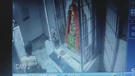 मंडला :- मां नर्मदा मंदिर नानाघाट सिंहवाहिनी वार्ड मंडला में हुई चोरी घटना हुई कैद सी सी टीवी में। चोर ने पहले दान पेटी का ताला तोड़ा पैसे निकाले इसके बाद भगवान में भोग चढ़ा हुआ प्रसाद ग्रहण कर चला गया।